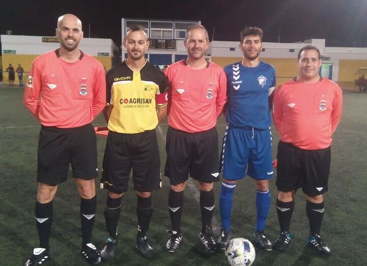 Trió arbitral y capitanes 1 12 2017