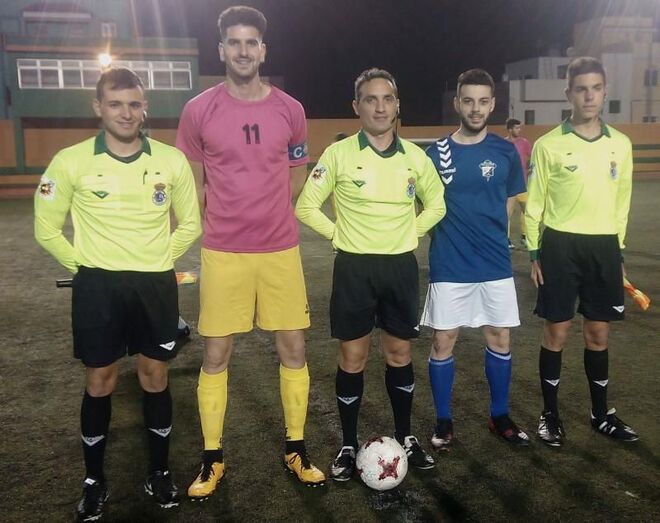 Trió arbitral y capitanes 23 2 2018