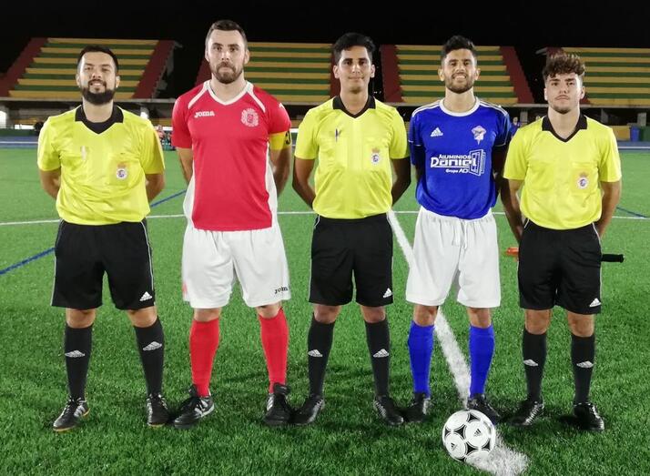 Capitanes y trió arbitral 4 10 2019