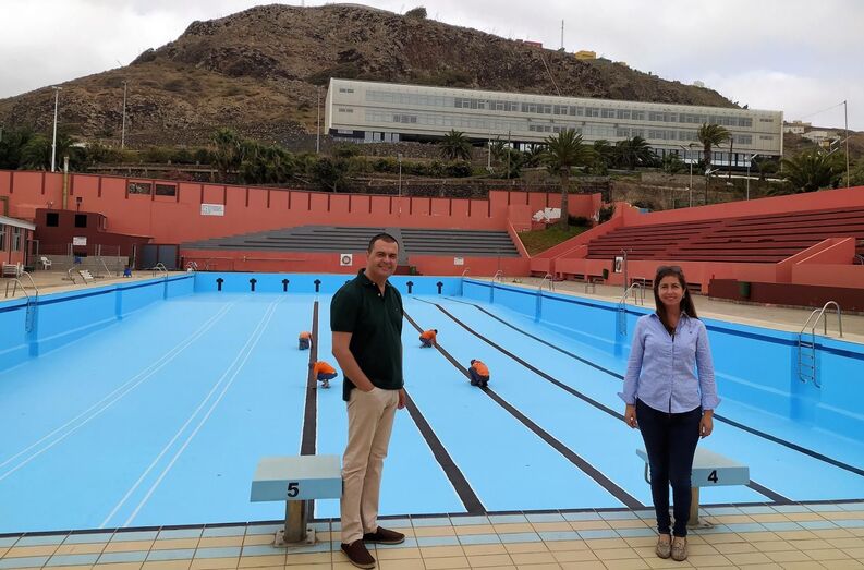 El alcalde Pedro Rodríguez y la concejala de Deportes Sibisse Sosa durante su visita a las obras que se están realizando en las piscinas