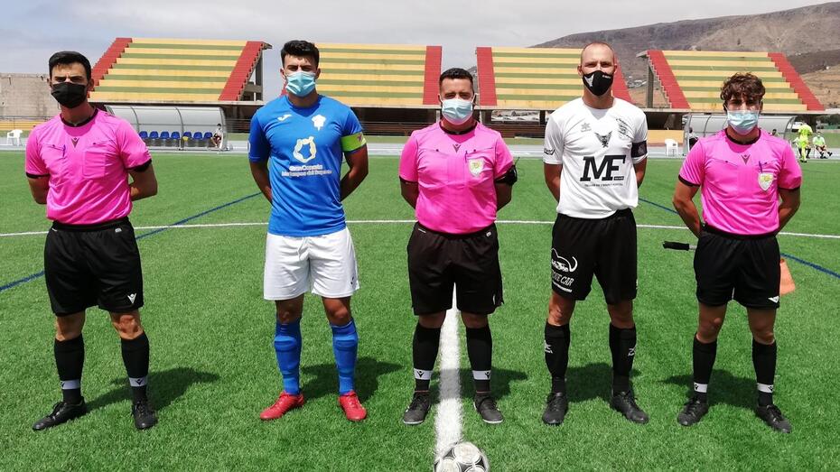 Trió arbitral y capitanes 26 6 2021