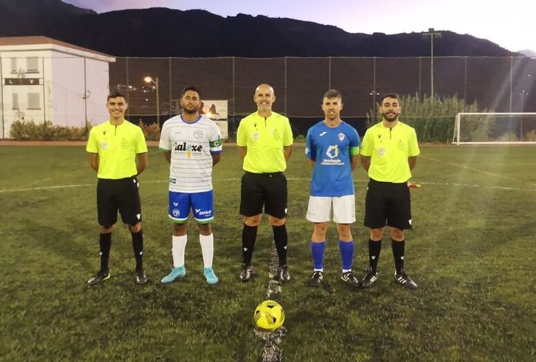 Trió arbitral y capitanes