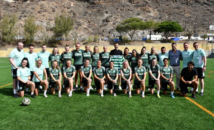 El edil Becerra centro de la imagen con el equipo técnico y jugadoras del Celtic FC Women