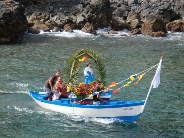 Paseo maritimo y procesion terrestre Caleta Arriba12033
