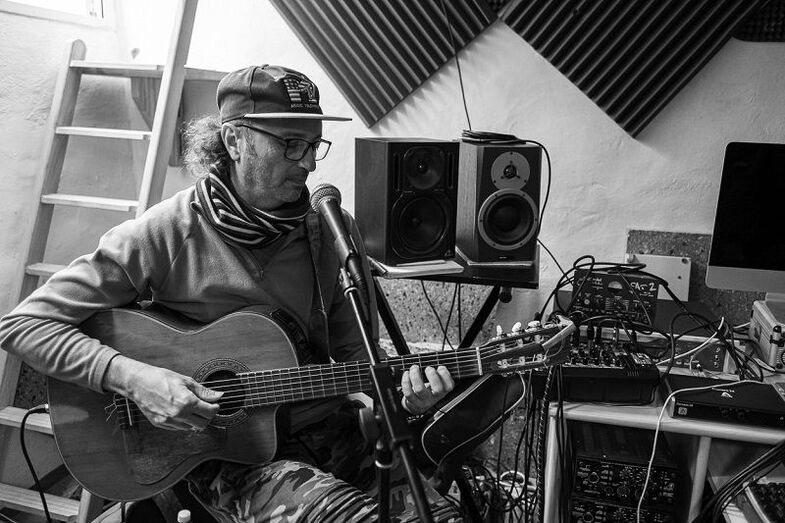 GALDAR (GRAN CANARIA). 08/12/2020.- Ensayo del grupo Jarea, acompañados por el canatautor Arístides Moreno, de cara  al Concierto Familiar que ofrecerán el domingo 13 en la Cueva Pintada. ©Ángel Medina G./Cabildo de Gran Canaria