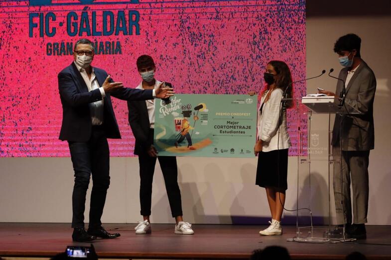 Carlos Bardem junto a los ganadores del Premio Cinedfest al mejor corto de estudiantes de Gáldar Rueda 