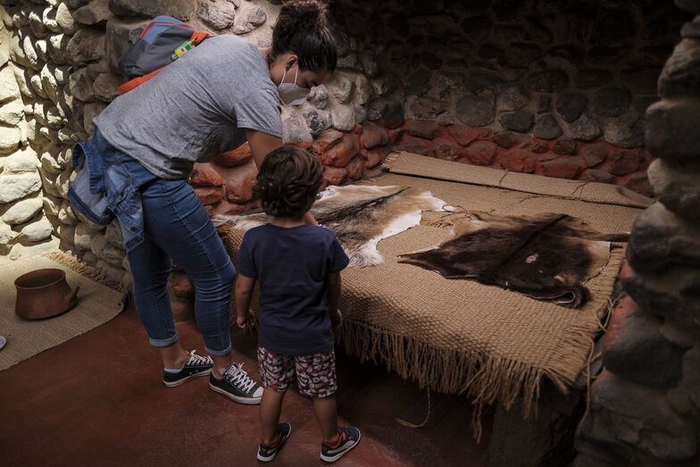 GALDAR (GRAN CANARIA) 10/10/2020.- Visita-taller en Familia a la Cueva Pintada, conmemorando el Día Europeo del Arte Rupestre. ©Ángel Medina G./Cabildo de Gran Canaria