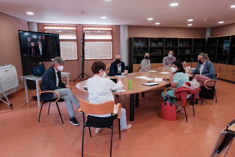GALDAR (GRAN CANARIA). 27/07/2021.- Reunión en el MyPA Cueva Pintada con la presencia de la Consejera de Cultura del Cabildo, Guacimara Medina y con la directora general de Patrimonio Cultural del Gobierno de Canarias, María Antonia Perera, para hacer balance de la actividad de est instalación, así como para ver las estrategias de acción futuras.  ©Ángel Medina G./Cabildo de Gran Canaria