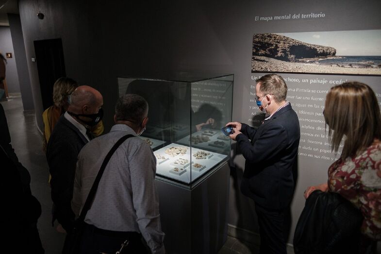 GALDAR (GRAN CANARIA). 11/11/2020.- Visita de receptores turísticos al MyPA Cueva Pintada de Galdar, con cena de degustación. ©Ángel Medina G./Cabildo de Gran Canaria