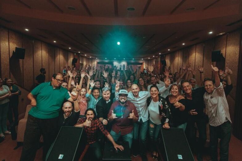 Los componentes de Playacoco con Omayra20 Cazorla y los numerosos seguidores que acudieron a la presentación de Cúmero1