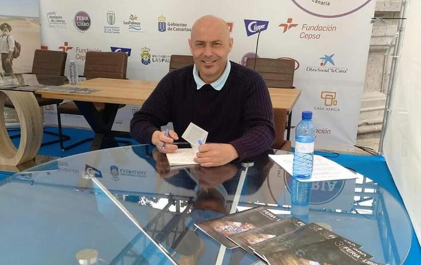 Manuel Díaz García en la Feria del libro de Las Palmasjpg