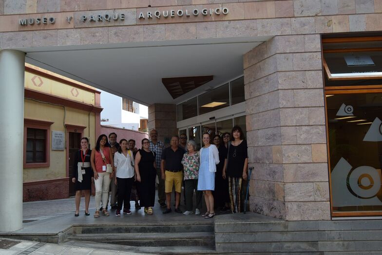 Visita de investigadores a Cueva Pintada