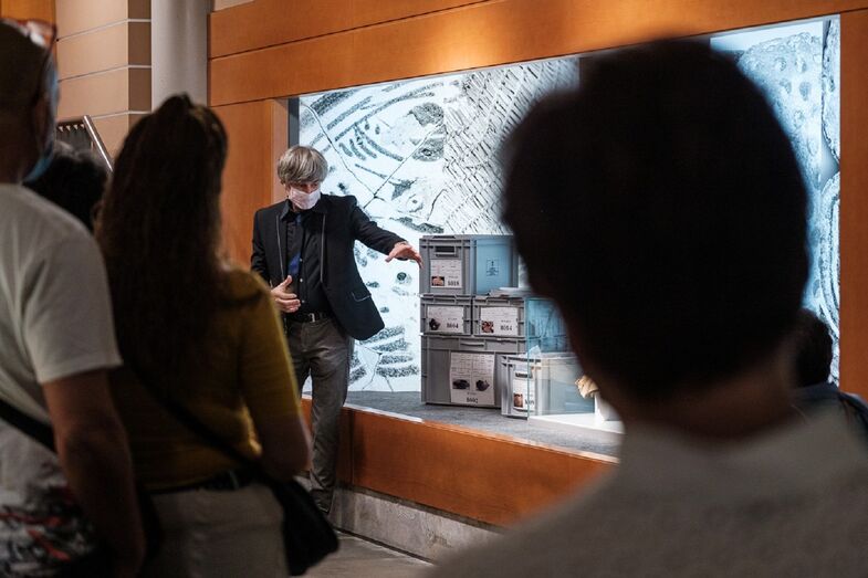GALDAR (GRAN CANARIA). 20/11/2020.- Visita comentada por el equipo técnico del museo, en la que se recorrerán el museo y el parque arqueológico para realizar asociaciones que, más o menos insólitas, nos acercan a la vida social de los objetos, algunos de ellos expuestos solo para estas ocasiones. ©Ángel Medina G./Cabildo de Gran Canaria