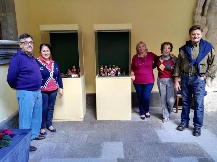 Miembros de la Asociación de Belenistas de Canarias San Juan de Dios en la Casa de Colón