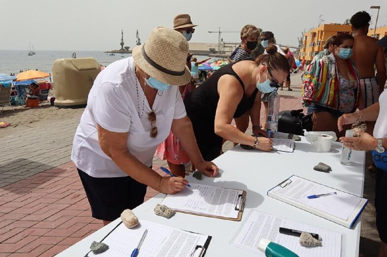 210815MESA RECOGIDA DE FIRMAS1200