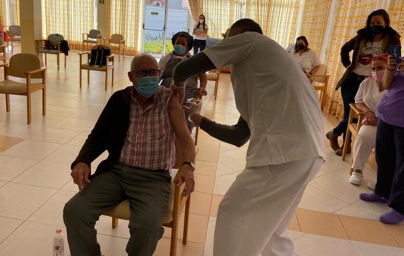 Vacunación COVID en el Centro Sociosanitario Ingenio Gran Canaria jpeg 1