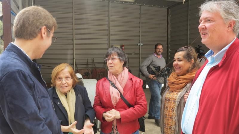 El Consejero de Cultura Carlos Ruiz con familiares de represaliados que fueron arrojados al Pozo de Tenoya