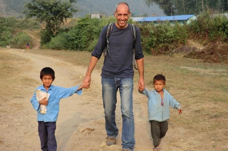 Jose Díaz con niños de una aldea que van al colegio