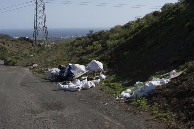 Vertidos carretera Sima de Jinámar 2