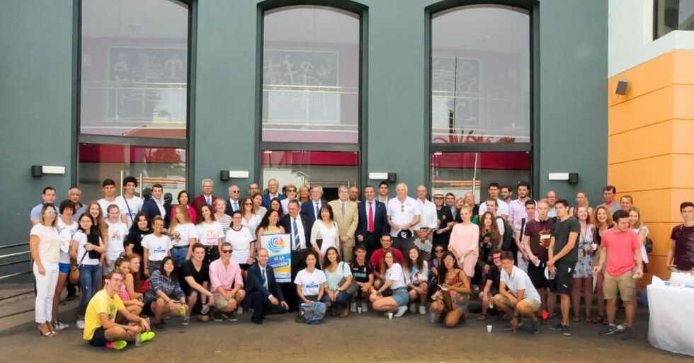 Los más de 50 jóvenes rotarios de 20 países junto a las autoridades y organizadores de la Universidad de Verano de Masplaomas