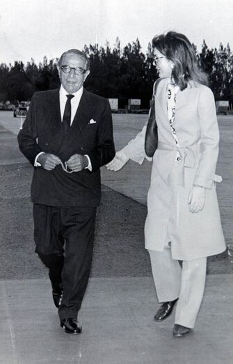 Aristóteles Onassis y Jacqueline Kennedy en el Aeropuerto de Gando 1969