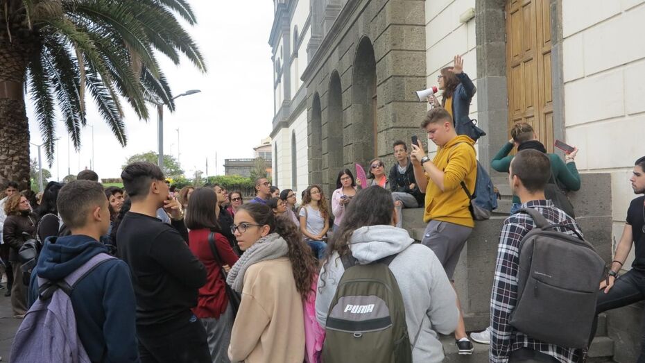 Los escolares conocieron en la calle cómo se desarrollará en junio el espectáculo de calle