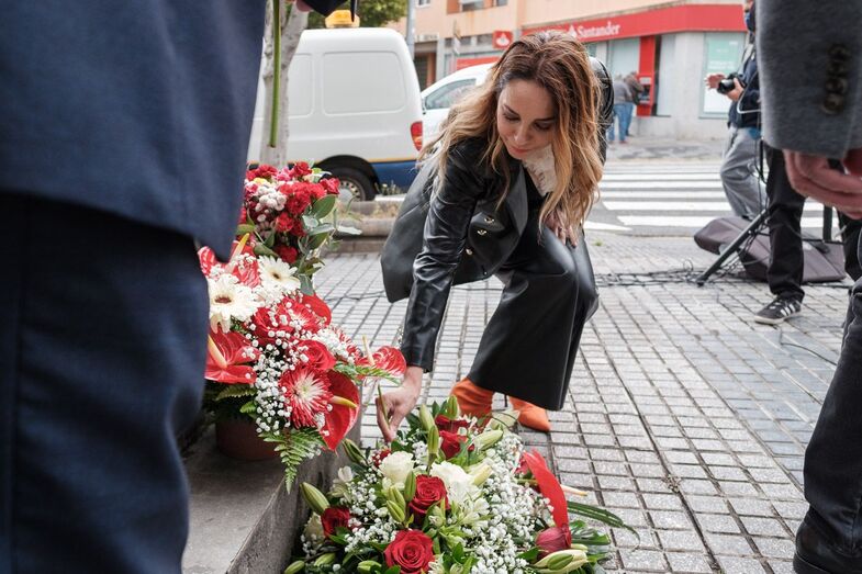 Las Palmas de Gran Canaria (04.04.22). Ofrenda floral ante el busto de Felo MonzónCabildo de Gran Canaria. ©Angel Medina G.