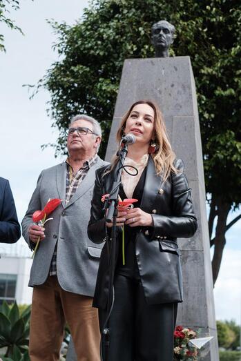 Las Palmas de Gran Canaria (04.04.22). Ofrenda floral ante el busto de Felo MonzónCabildo de Gran Canaria. ©Angel Medina G.