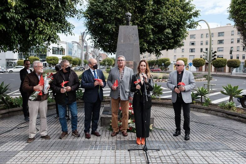 Las Palmas de Gran Canaria (04.04.22). Ofrenda floral ante el busto de Felo MonzónCabildo de Gran Canaria. ©Angel Medina G.