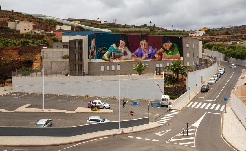 IES Guía luciendo ya el mural en su fachada