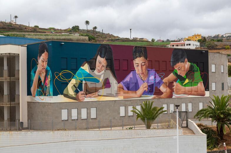 Vista del mural en la fachada del IES Guía