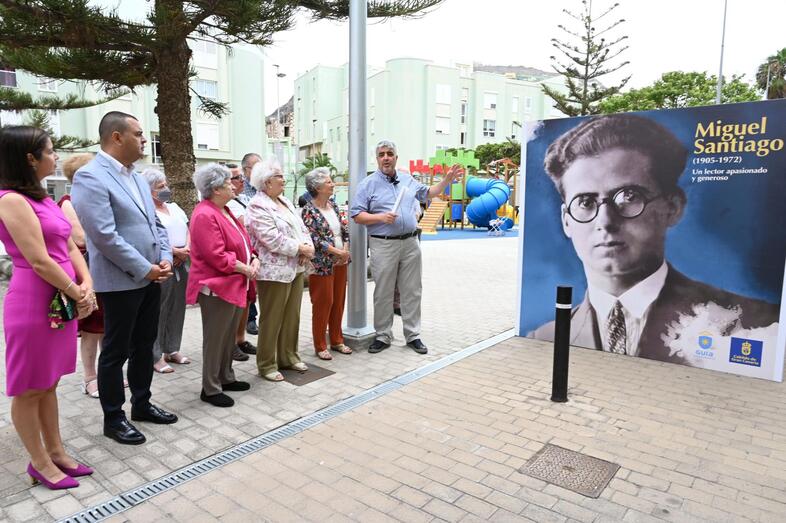 Sergio Aguiar explicando el contenido de los paneles de la exposición urbana dedicada a Miguel Santiago