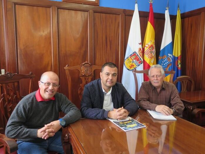 El alcalde Pedro Rodríguez junto a Darío Montesdeoca a la izquierda de la imagen y Manuel José Santana