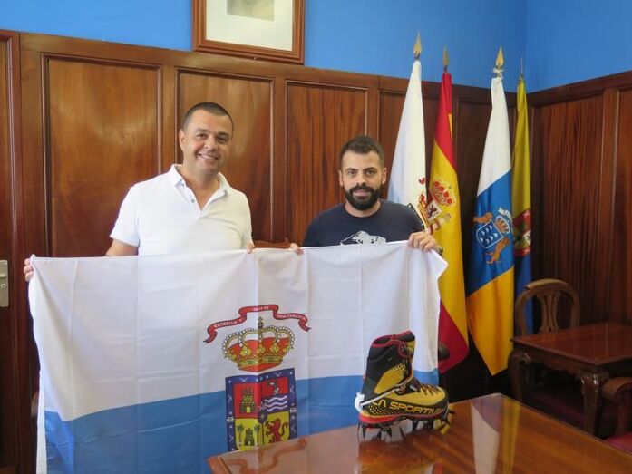 Zebensuí Diaz junto al alcalde Pedro Rodríguez con la bandera que se llevará al Kilimanjaro en diciembre