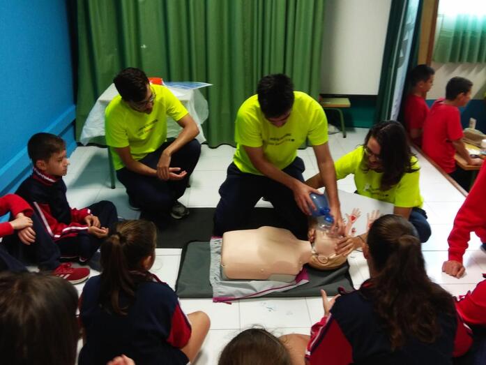 Integrantes del PFAE GJ Salvavidas muestran a los alumnos cómo se realiza una reanimación