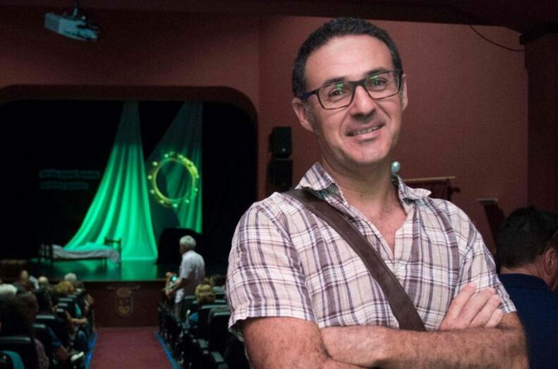 Javier Estévez en el Teatro Hespérides justo antes de la representación de su obra Jessie Etchels