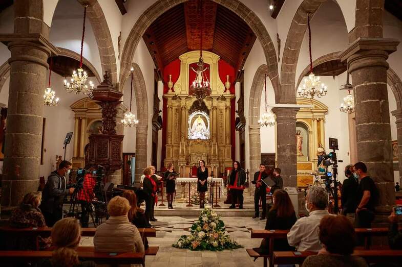 Coro de las Escuelas Artísticas Ciudad de Guía del Ensembles Nébula de Memvus Artes y de la soprano Nora Carrasco