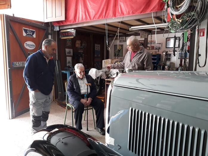 EN EL CENTRO DON JUAN GUERRA AGUIAR JUNTO A AUGUSTO ALAMO Y FRANCISCO DIAZ JUNTO A UN COCHE ANTIGUO