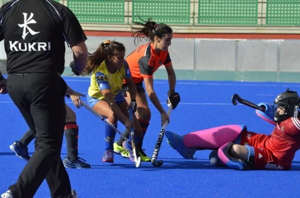 Flor ataca la bola del gol