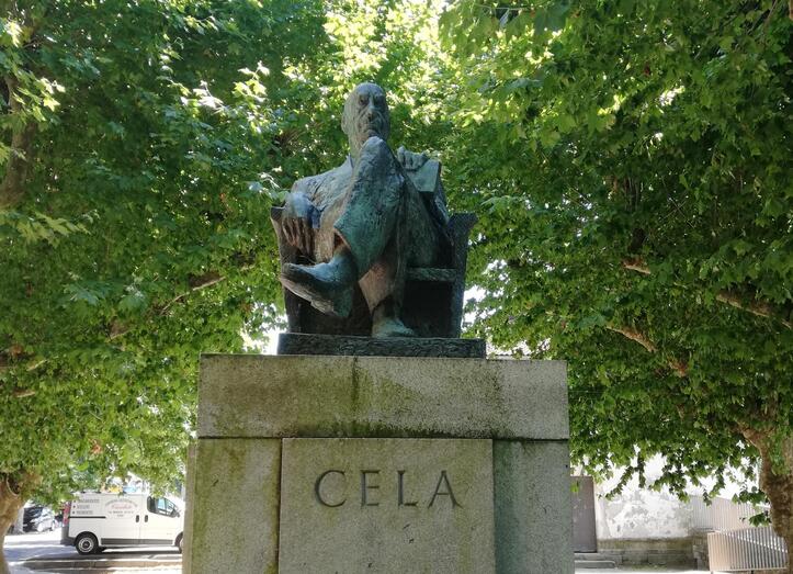 FOTO 1 ESTATUA DE CELA EN PADRÓN