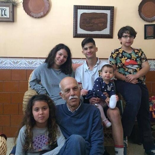 Francisco Ramos Camejo acompañado de sus nietos