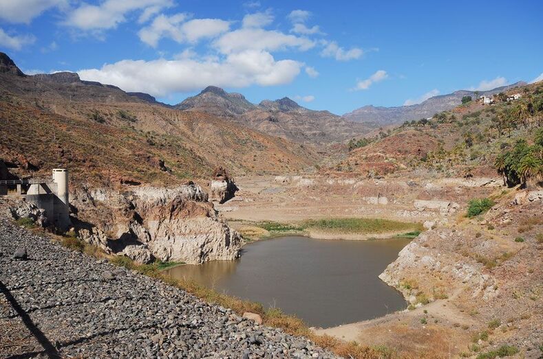 Embalse con charco de la Presa de Tirajana