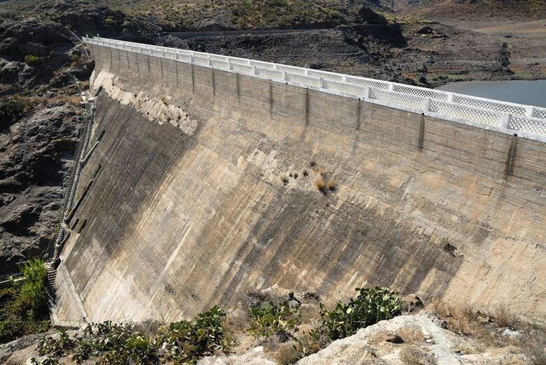 Las Niñas con charco [muro seco]