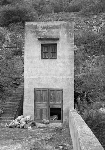 Torre en el estribo derecho de la presa