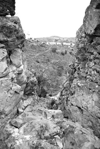 Estrecho canal en roca