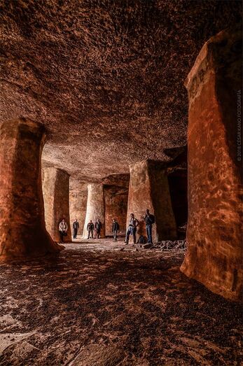 Estanque en cueva [César Kano]