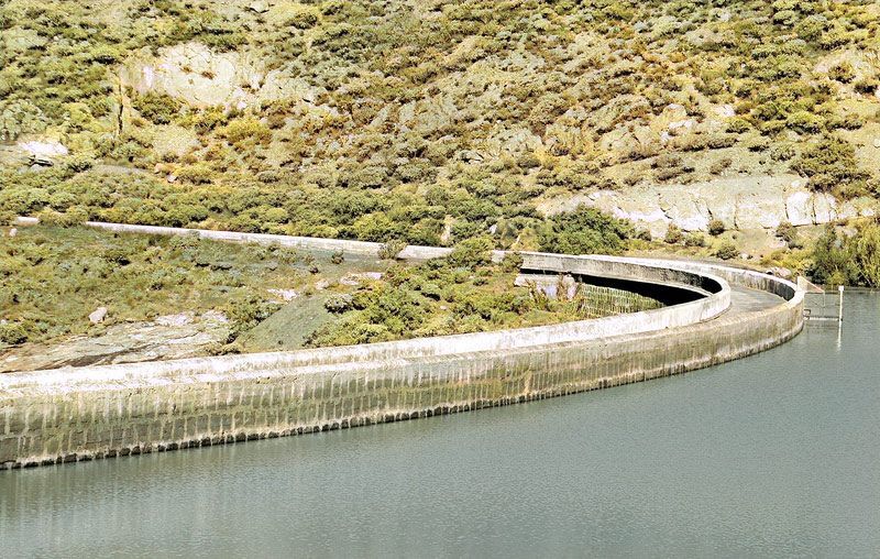 Presa de Chira con embalse lleno [JG] 