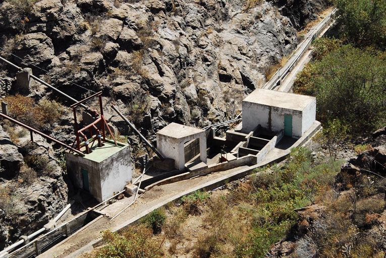 Camino de coronación del muro de Chira  