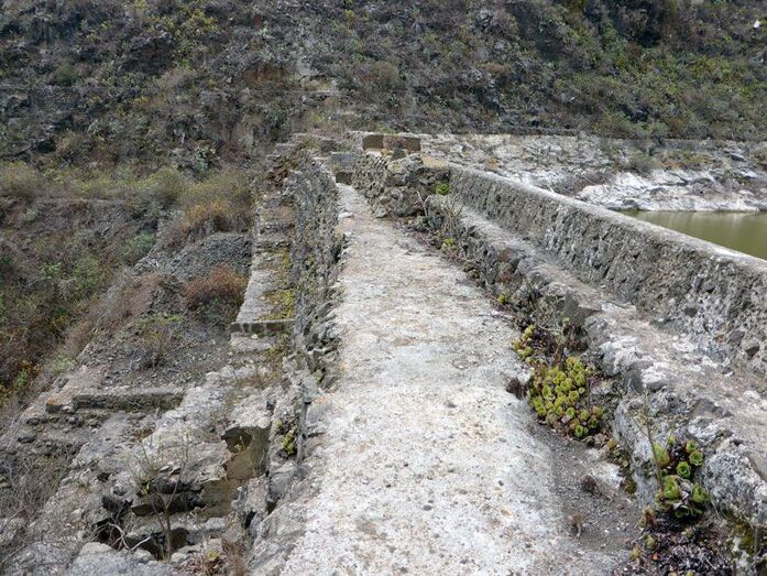 Detalle de la coronación desde el estribo izquierdo