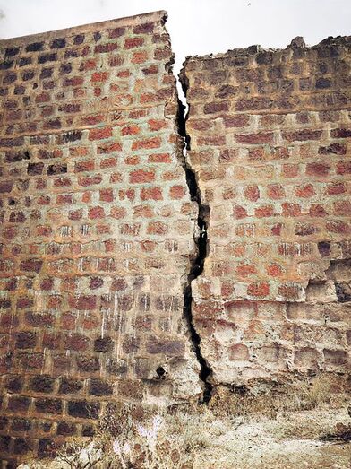 Grieta vertical de la rotura de la Presa de Granadillar